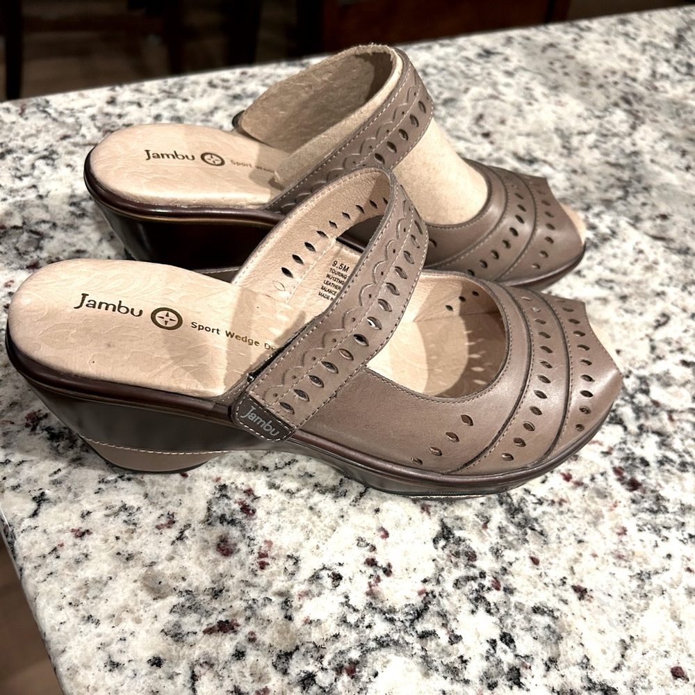 NIB Jambu Touring Too Size 9.5, color Smoky. Sport wedge sandals. Super comfy.
